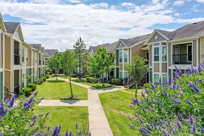 Courtyard - Eaglebrook Apartments