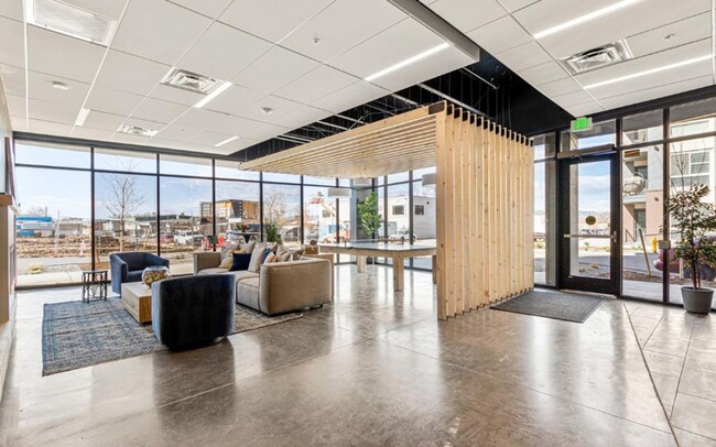 Photo - Improved Price!!!! Bustling Location! Mode... Unidad 311