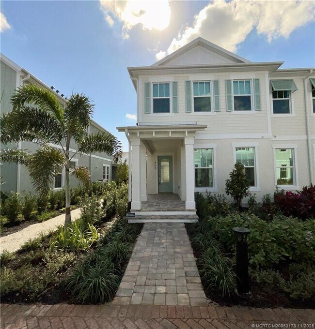 Building Photo - 860 SW St Creek Dr