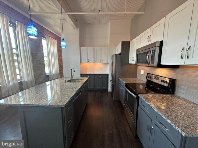 820 W Market St Unit 2A