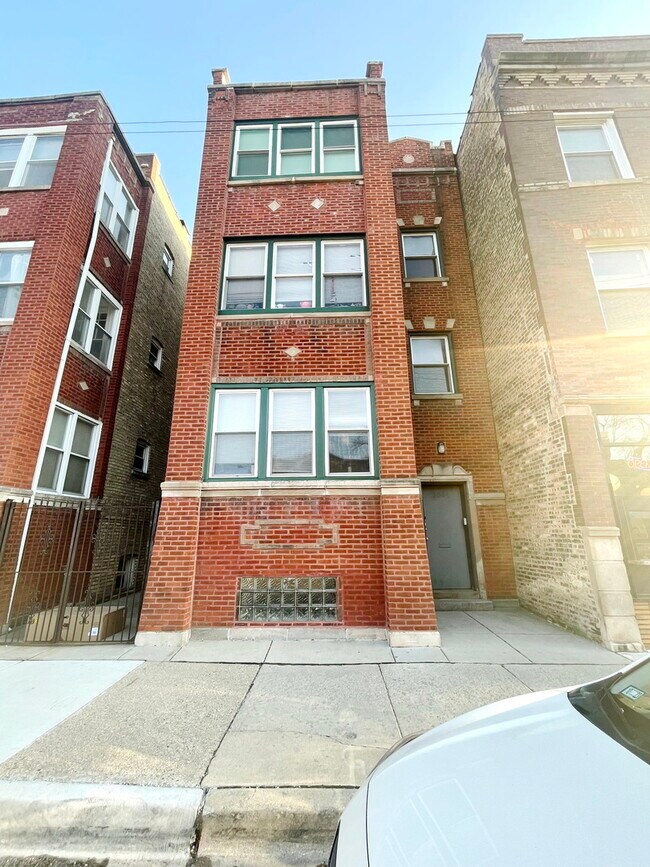 Building Photo - 3021 W Diversey Ave Unit G