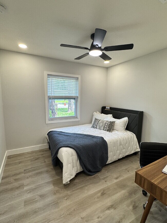 House close to UCF & Valencia with 4 Bedrooms for Students!
