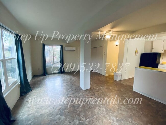 Photo - 483 E Jackson St