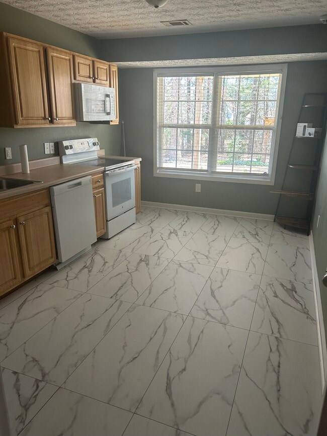 Cocina con suelo recién reformado - 70 Trelawney Dr