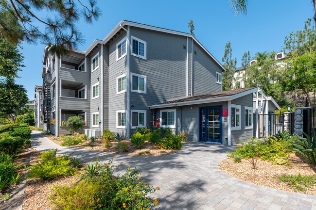 Nuestro equipo está en el sitio para ayudarle con sus necesidades. - Crestwood Apartment Homes