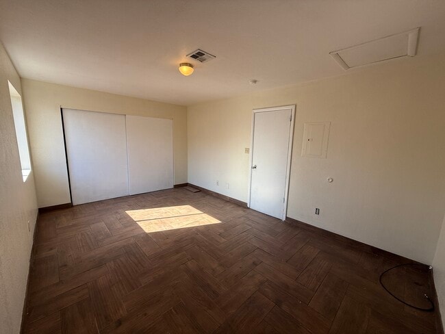 255 E 23rd St Unit 1
