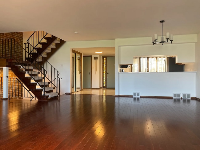 Entrada - 8306 Berkhansted Ct