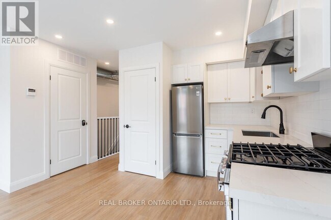 Photo - 115 Catharine St N Unit 2