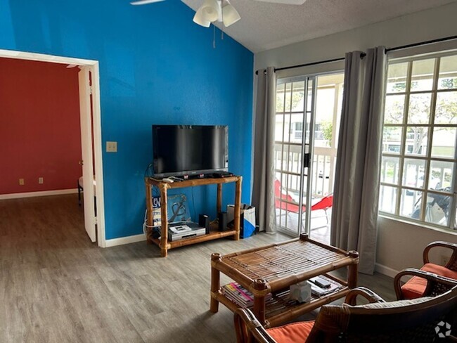 Building Photo - Fully Furnished Two Bedroom / Two Bath Wai... Unit 305 Rental