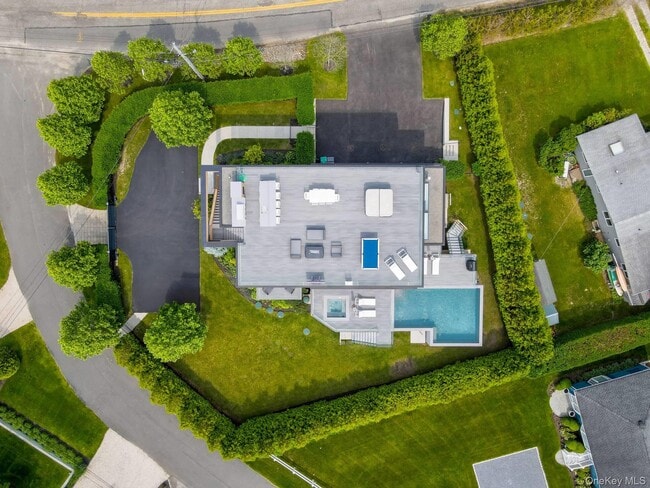 Photo - 8 Middle Pond Ln