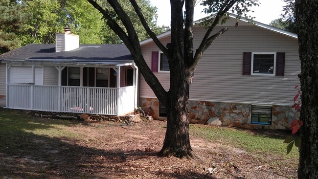 Building Photo - Gorgeous 4 bedroom 2 bath home