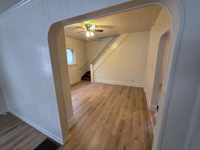 Photo - 466 W McKibben St