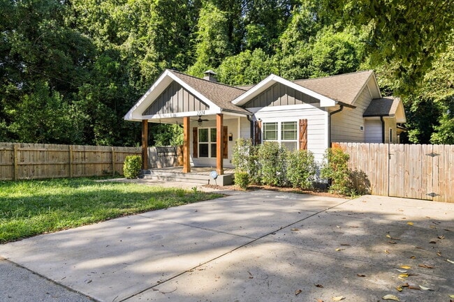 Building Photo - Updated Cottage 5 mins from Uptown Charlotte!