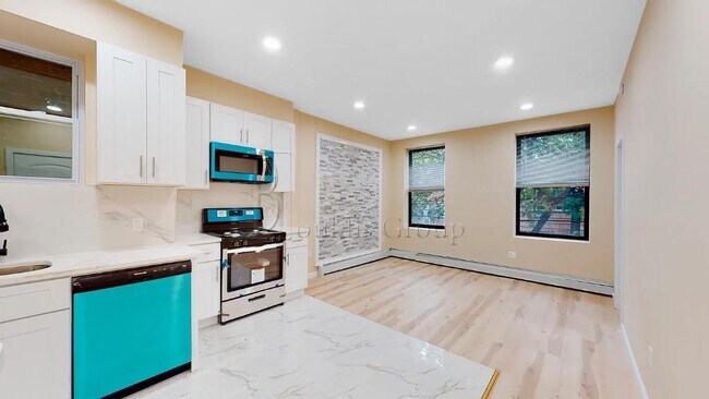 ** GUT RENOVATED ** 3 BEDROOM ** PRIME ASTORIA ** 2 MIN TO N/W