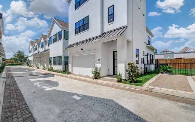 Photo - 1645 Bingle Rd