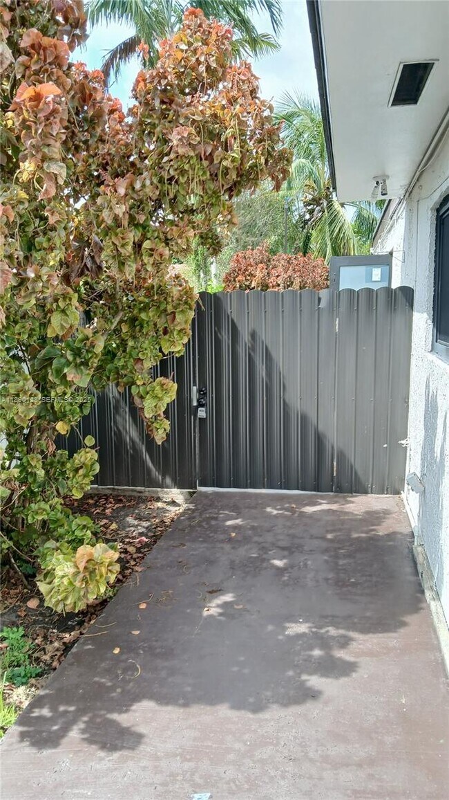 Building Photo - 29XX SW 114th Ave Unit 2