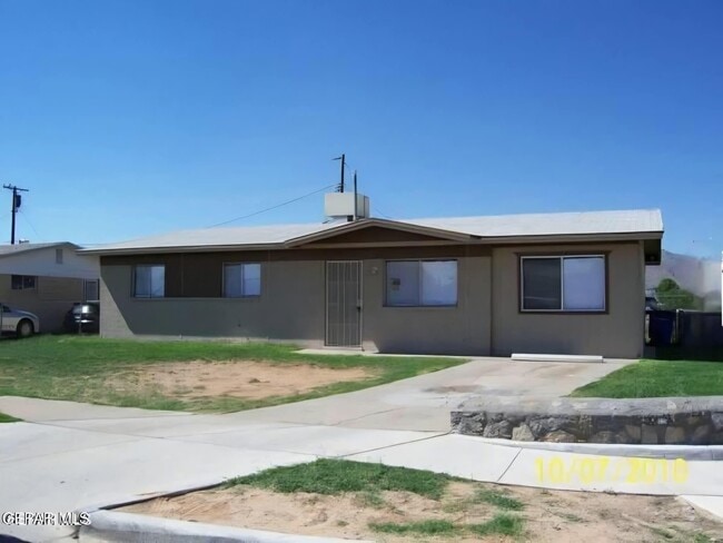 Building Photo - 10377 Redwood St Rental