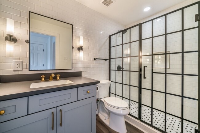 Building Photo - 1309 Blair St Unit 7