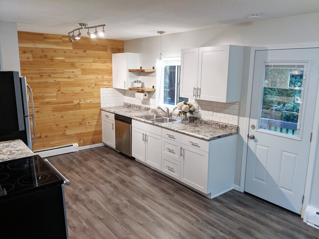 Building Photo - 501/503