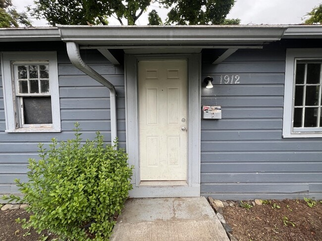 Photo - 1912 20th St NE