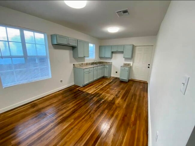 Photo - 618 Chopin St