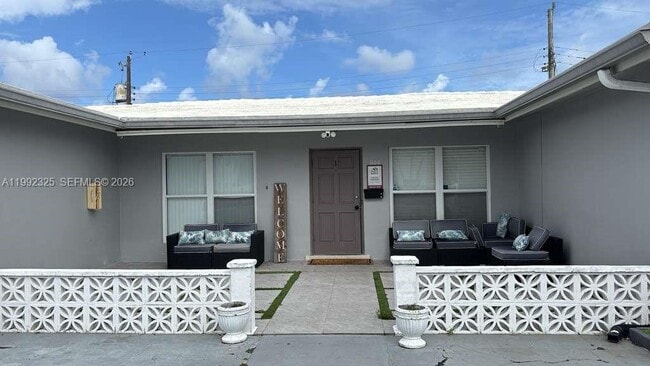 Building Photo - 1120 NE 24th Ave Unit 1