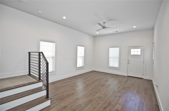 Photo - 444 SW B St