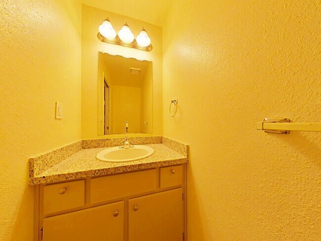 Photo - 2 Bedroom Apartment ~ Close to Willamette Park Unidad 325 SE Lilly #A