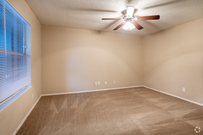 1BR, 1BA - 561SF