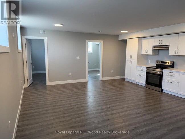 Photo - 335 John St S