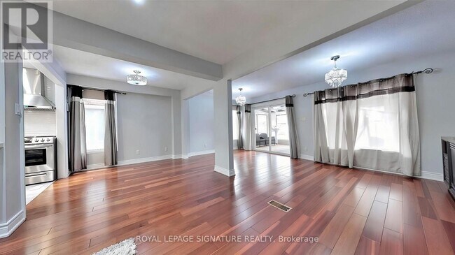 Photo - 74 Deanscroft Square