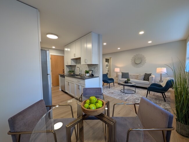 Photo - 531 W Aldine Ave Unit 414