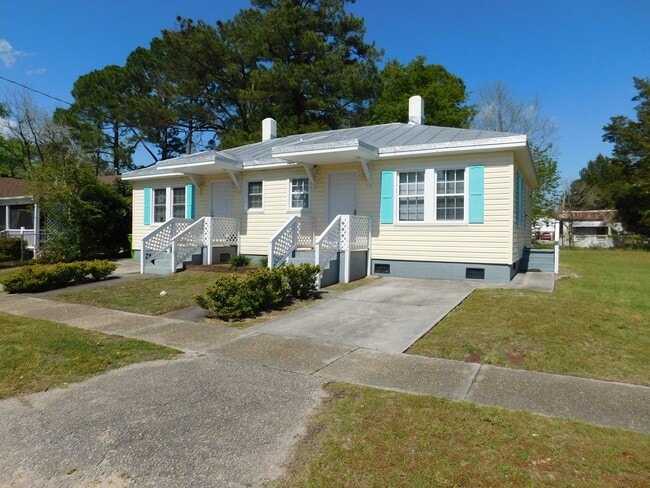 Building Photo - 712 N B St