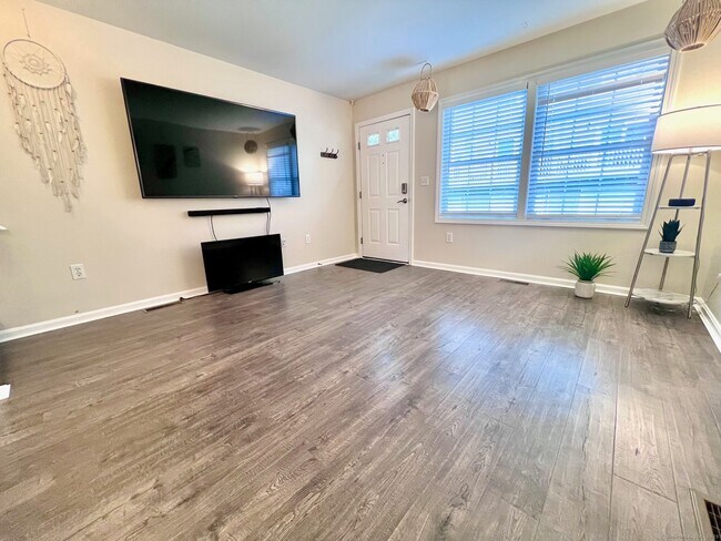 Photo - 48 Strawberry Hill Ave Unidad 10