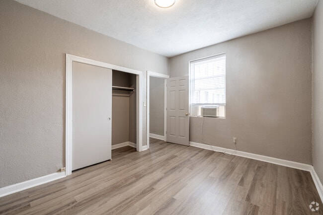 1BR, 1BA - 600SF - Bedroom