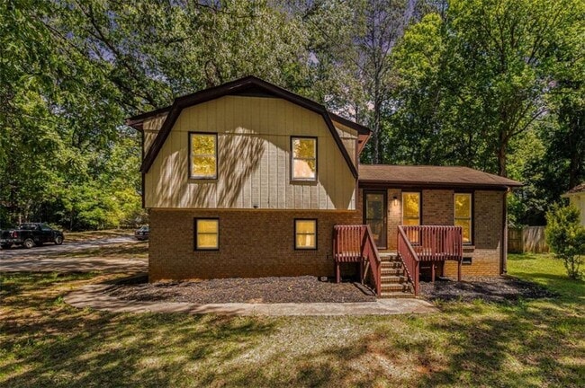 Photo - 240 Wellington Dr
