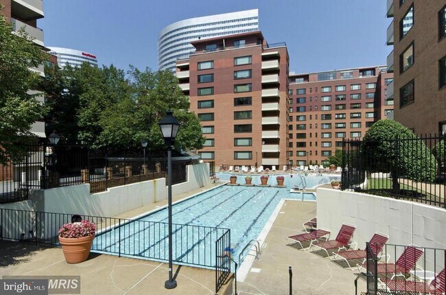 Building Photo - 1121 Arlington Blvd Unit 737 Rental