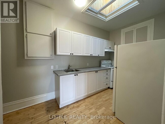 Photo - 2 - 4 1/2 RUSSELL STREET E