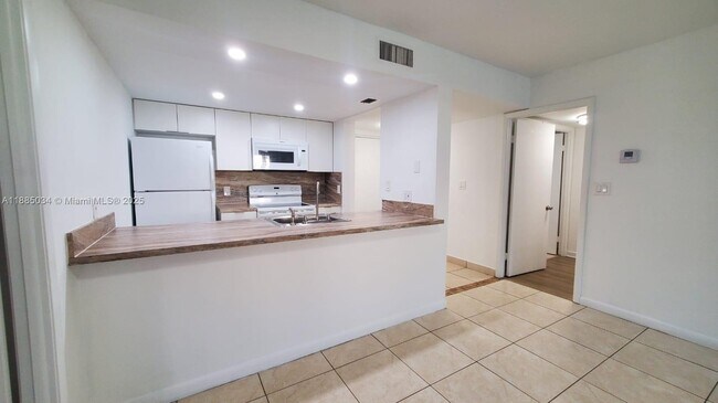 Building Photo - 8160 Geneva Ct Unit 104 Rental