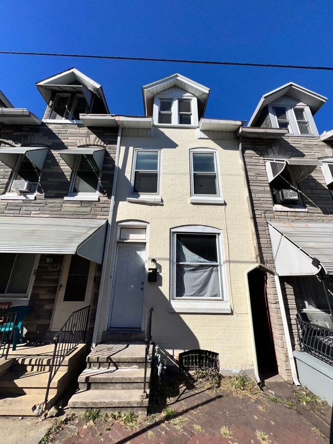 Building Photo - Fully Renovated 3 Bedroom 1 Bath Home Avai...