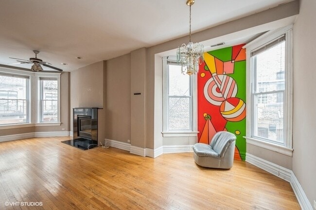 Building Photo - 2015 W Saint Paul Ave Unit 3