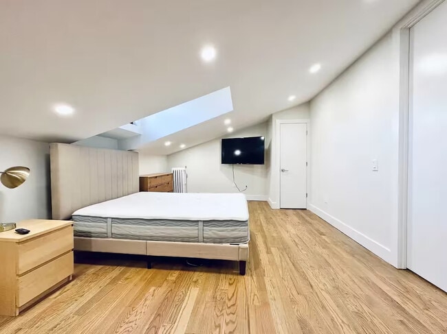 Photo - Furnished room/NOT APARTMENT Unit 4