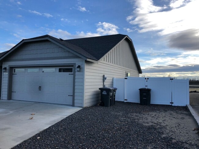 4229 Cove W Dr