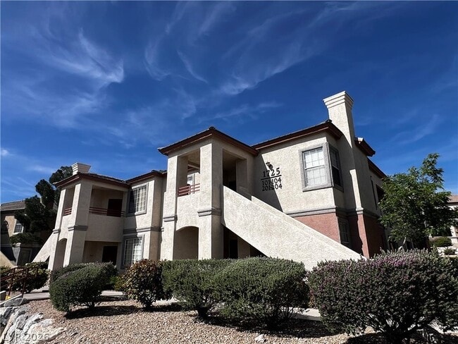 Building Photo - 1725 Queen Victoria St Unit 204