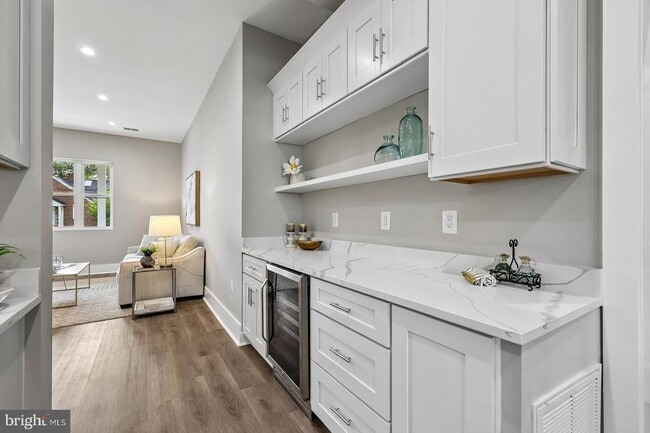 Photo - 735 N George Mason Dr