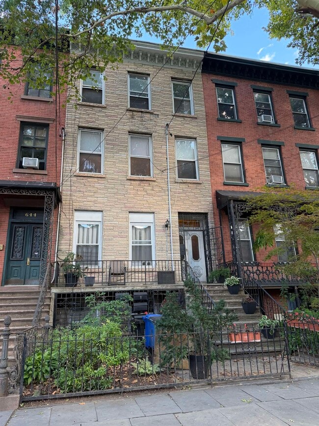 Building Photo - 642 Jersey Ave Unit 3