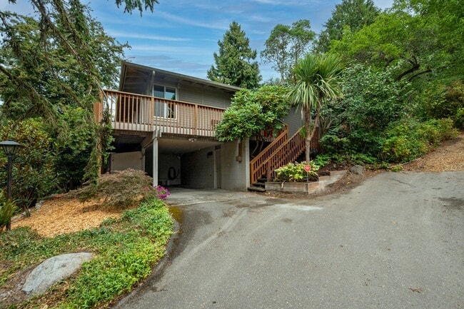 Building Photo - Updated 2 Bedroom/1 Bath 1,350 SF Home in Quiet & Secluded Neighborhood