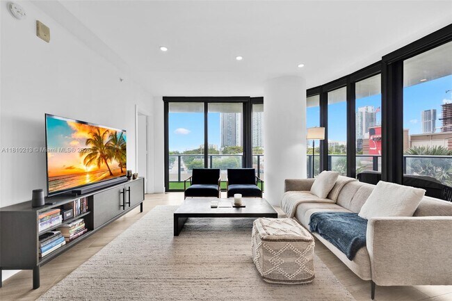 Photo - 121 NE 34th St Unidad L304