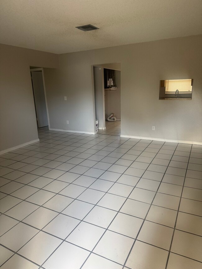 Building Photo - 4861 Badger Ave Unit 4861 Badger Rd