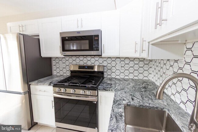 Building Photo - 10040 Jeanes St Rental